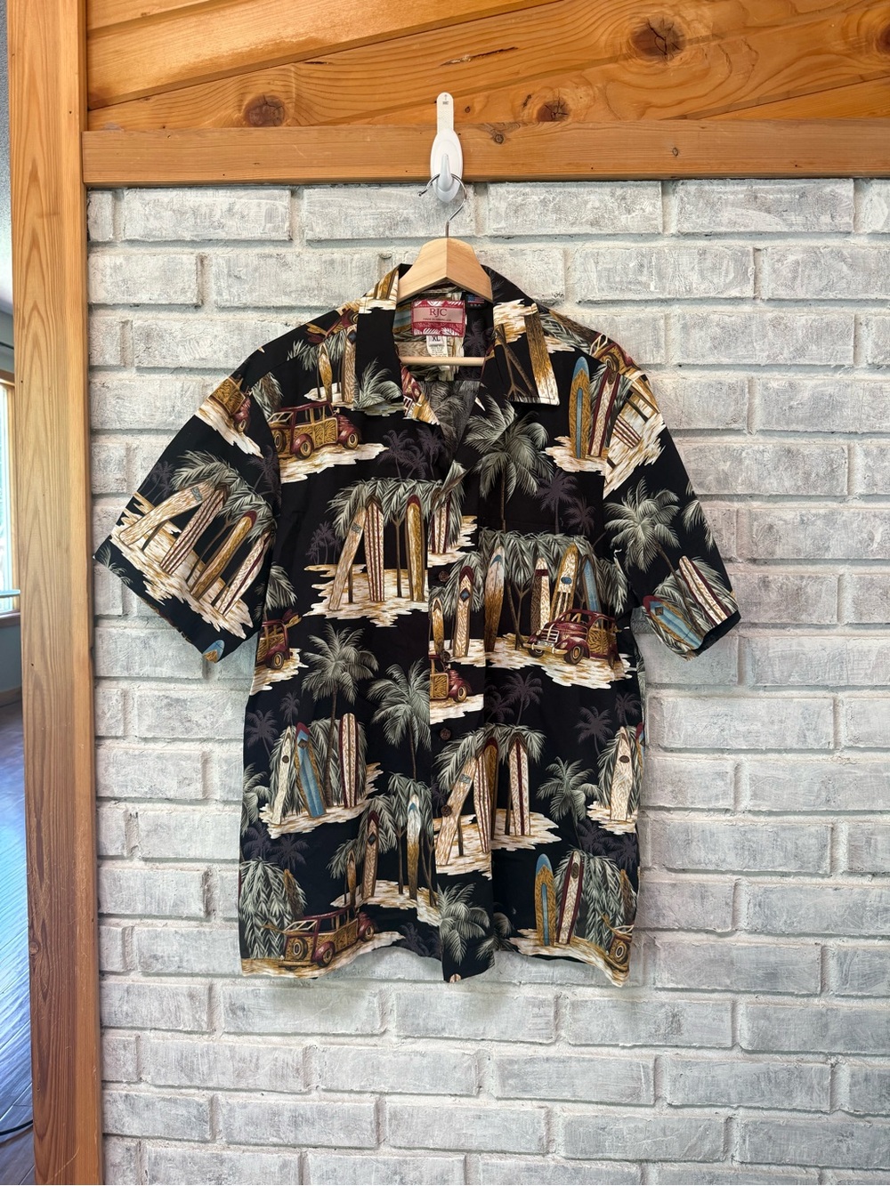 Men's Black Surf-Print Casual Button-Down Shirt